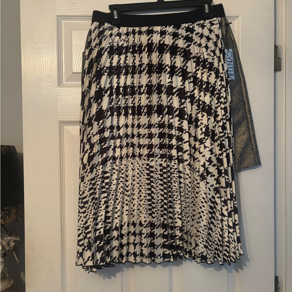 H&M Black and White Houndstooth A-Line Skirt